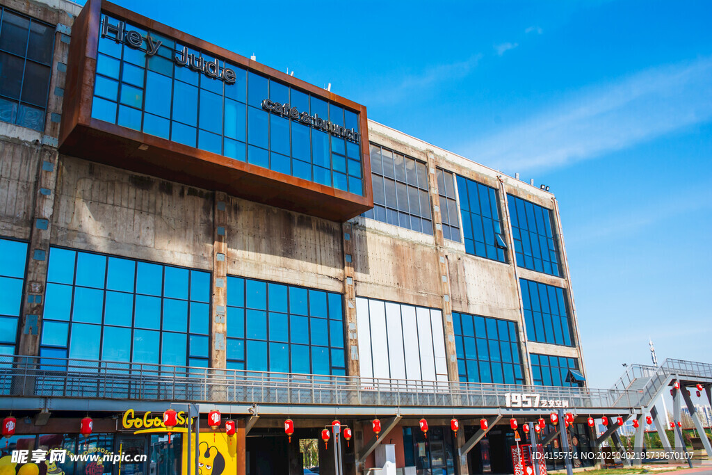 工业风玻璃幕墙建筑