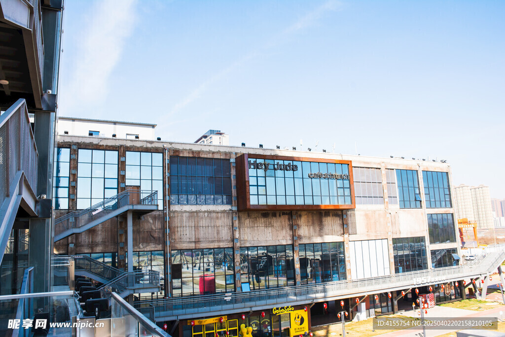 工业风格玻璃幕墙建筑