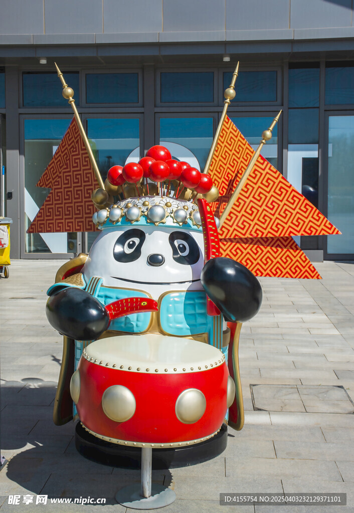 传统熊猫庆典雕塑