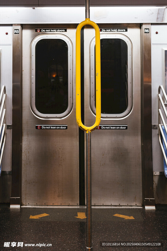 地铁车厢车门