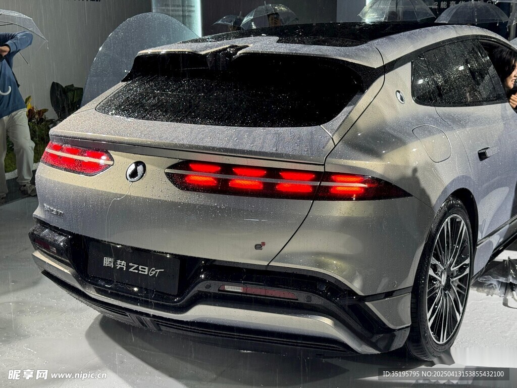 银色酷炫轿跑汽车尾部特写