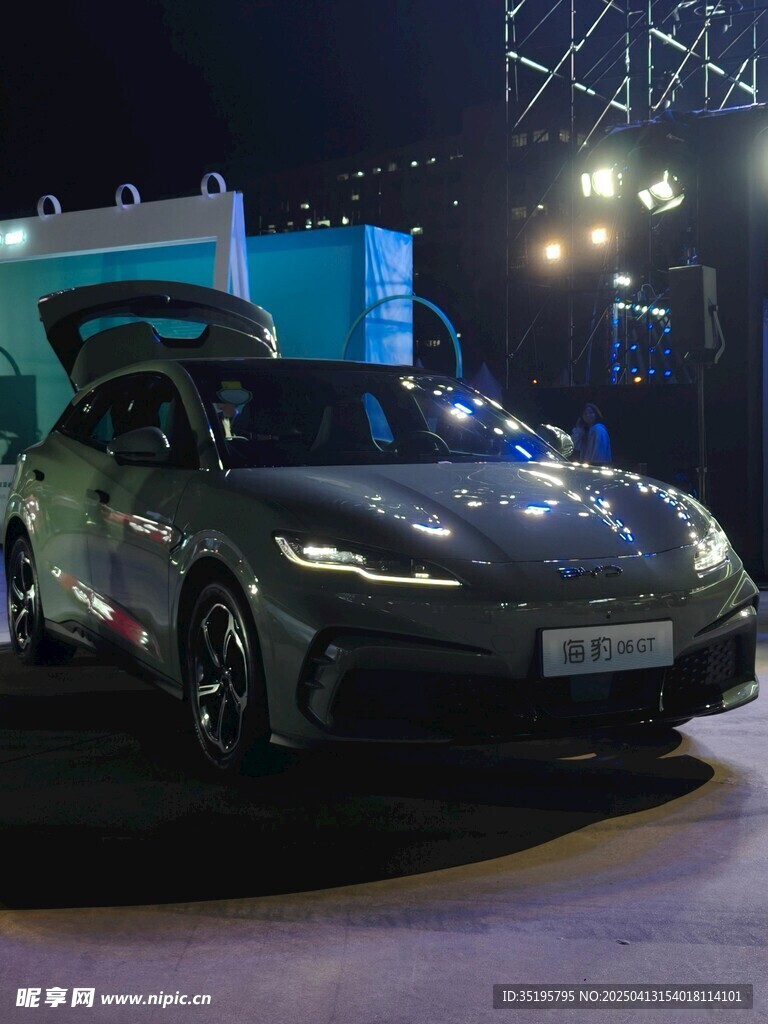 炫酷黑车夜间展示风采