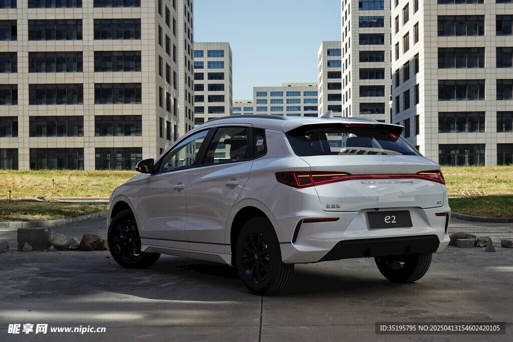 银色SUV于城市道路行驶