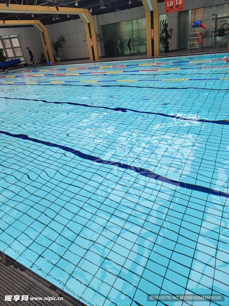 室内蓝色瓷砖游泳池