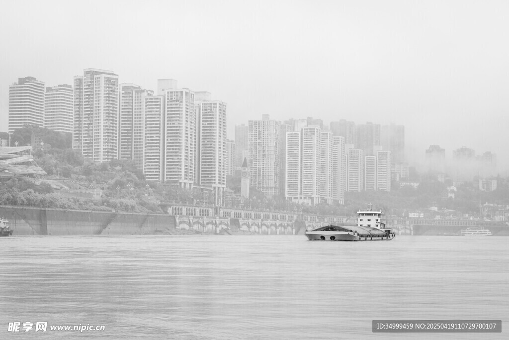 雾中的城市江景