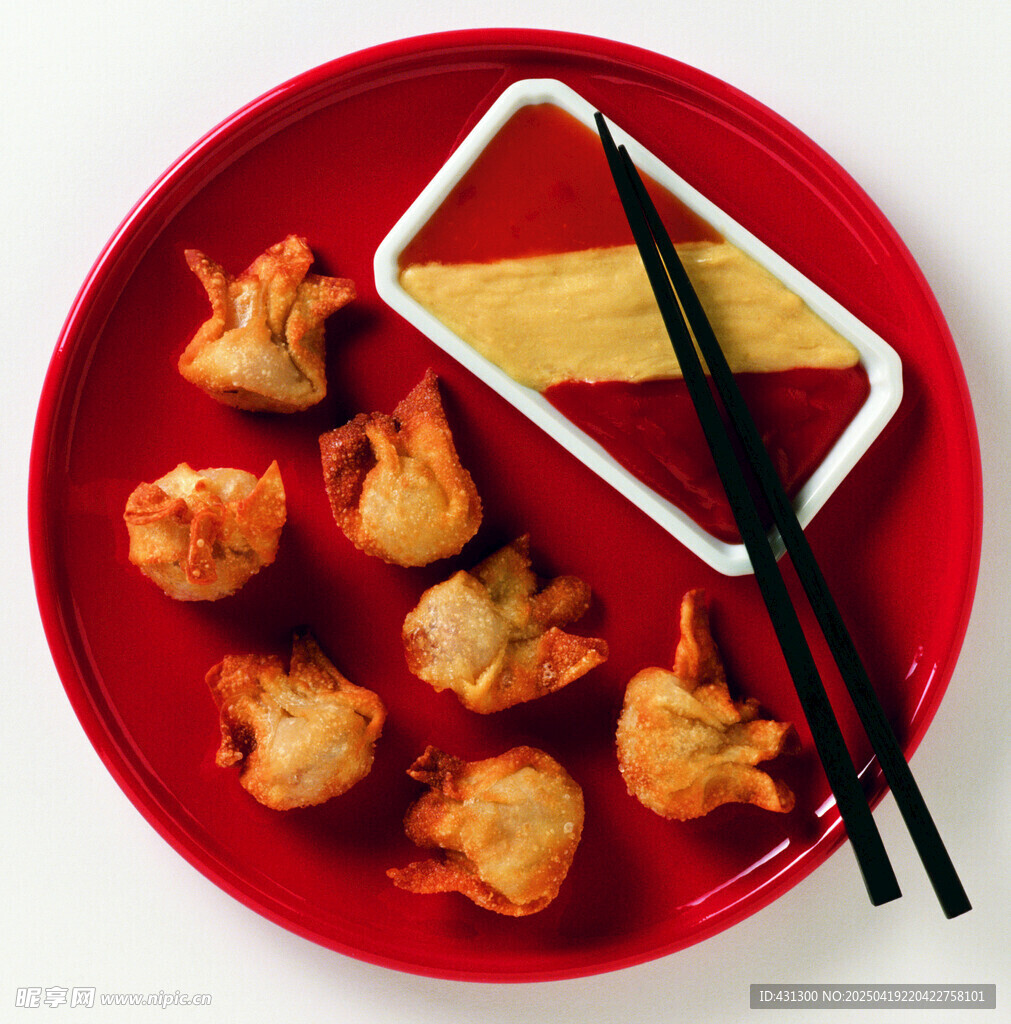 红盘装美味饺子与蘸料