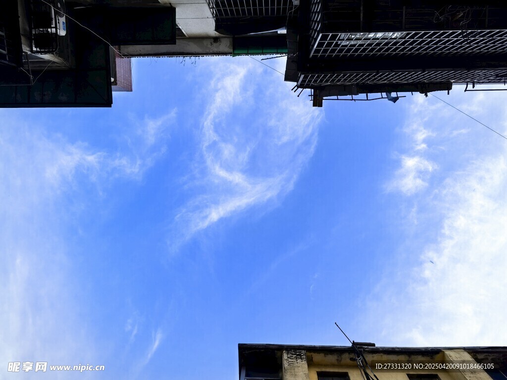 仰望城市上空的蓝天白云