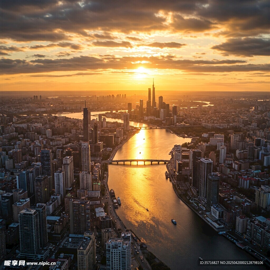 城市河畔壮丽日落景观