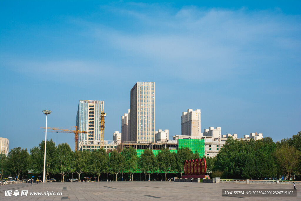 城市高楼与绿地景观