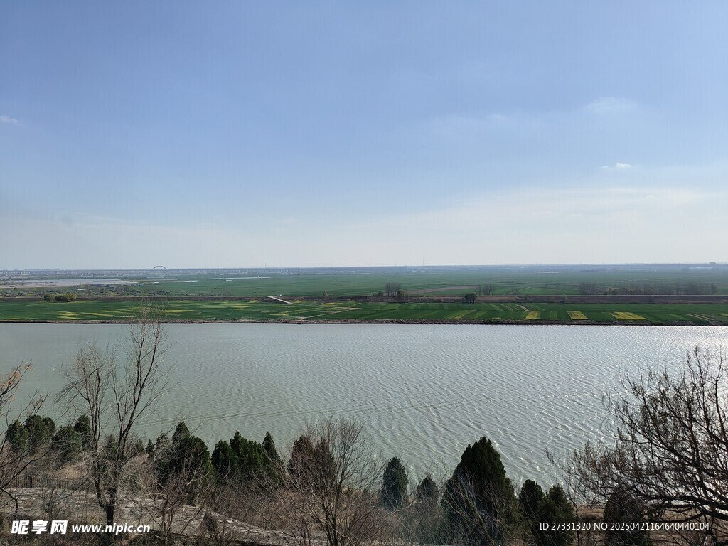 湖畔风光 绿树环绕的水域