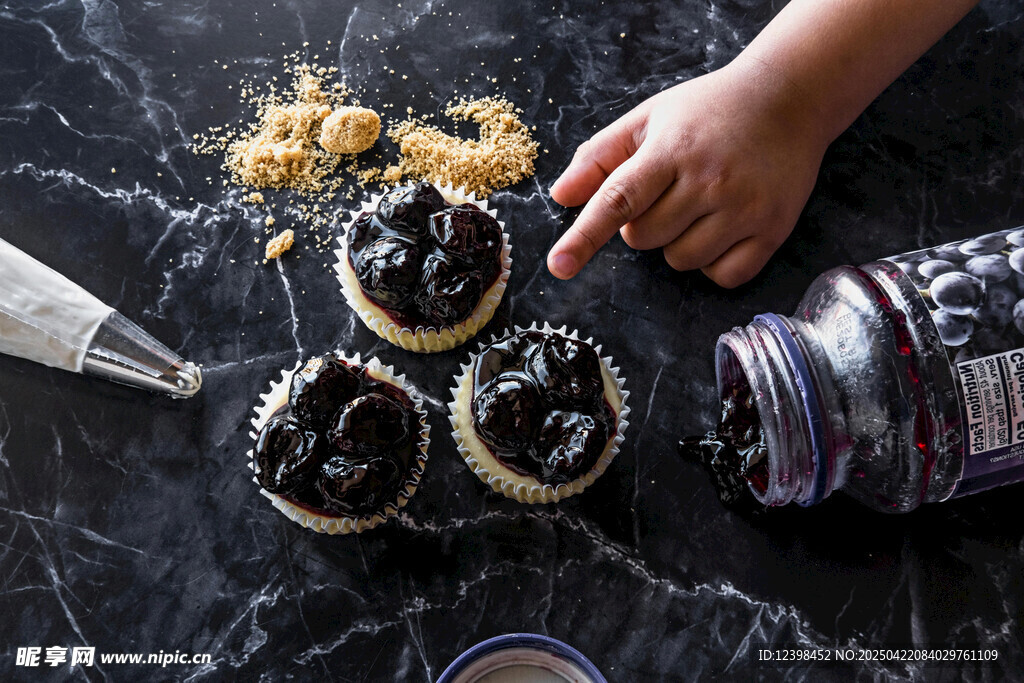 手指指向美味巧克力蛋糕