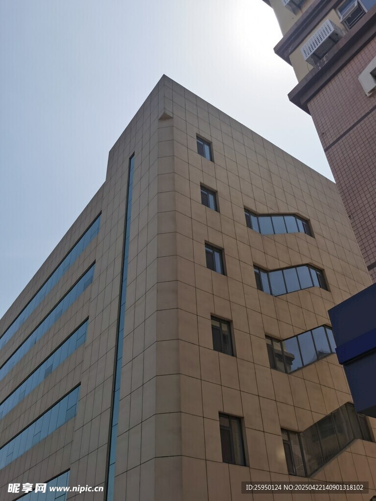 现代办公大楼外观