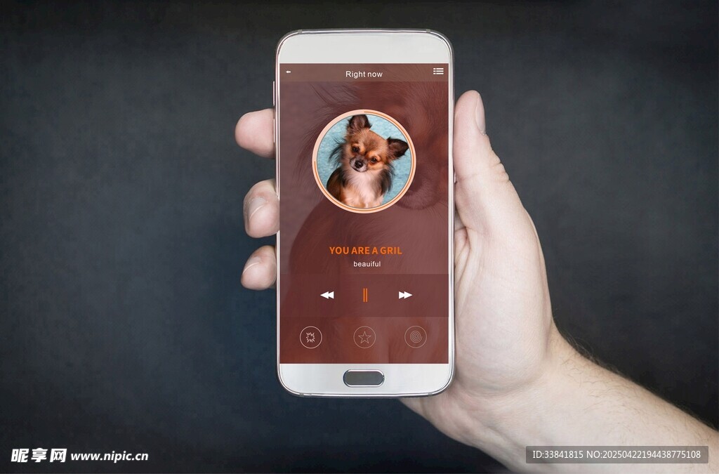 手持手机展示音乐播放界面