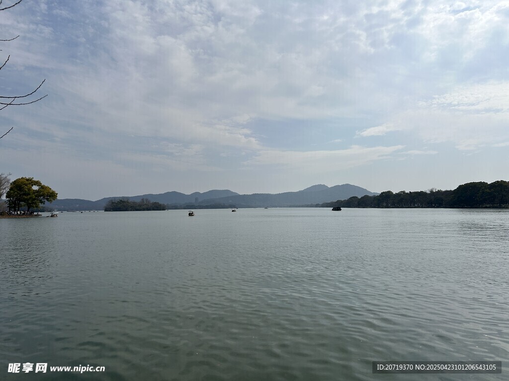 宁静湖水与远处山峦景色