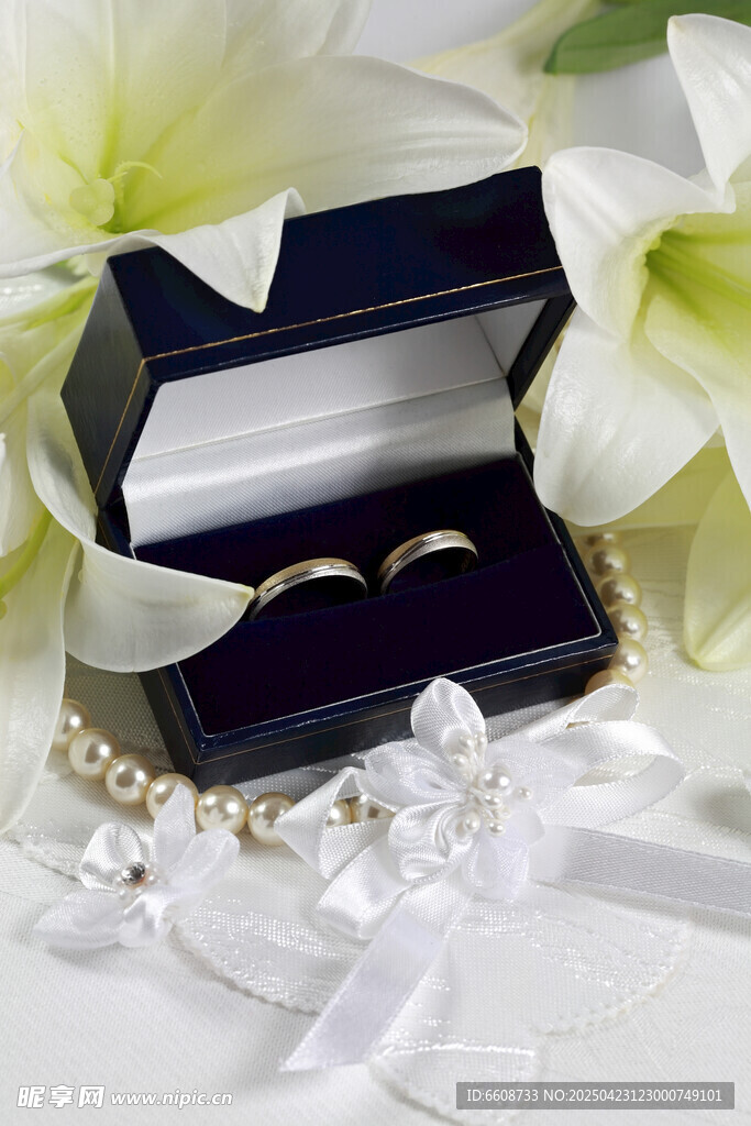 精致婚戒礼盒与装饰花