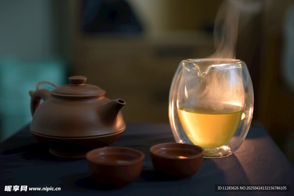 古朴茶具与杯中热茶