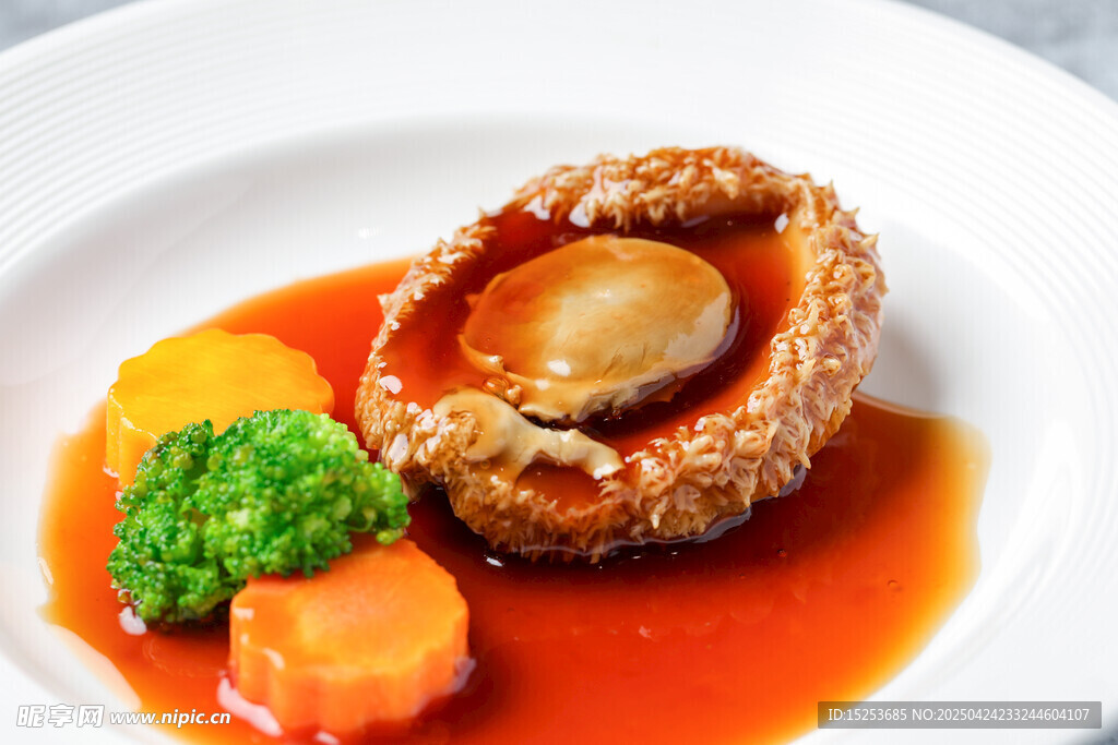 鲍汁扣鲜鲍配时蔬