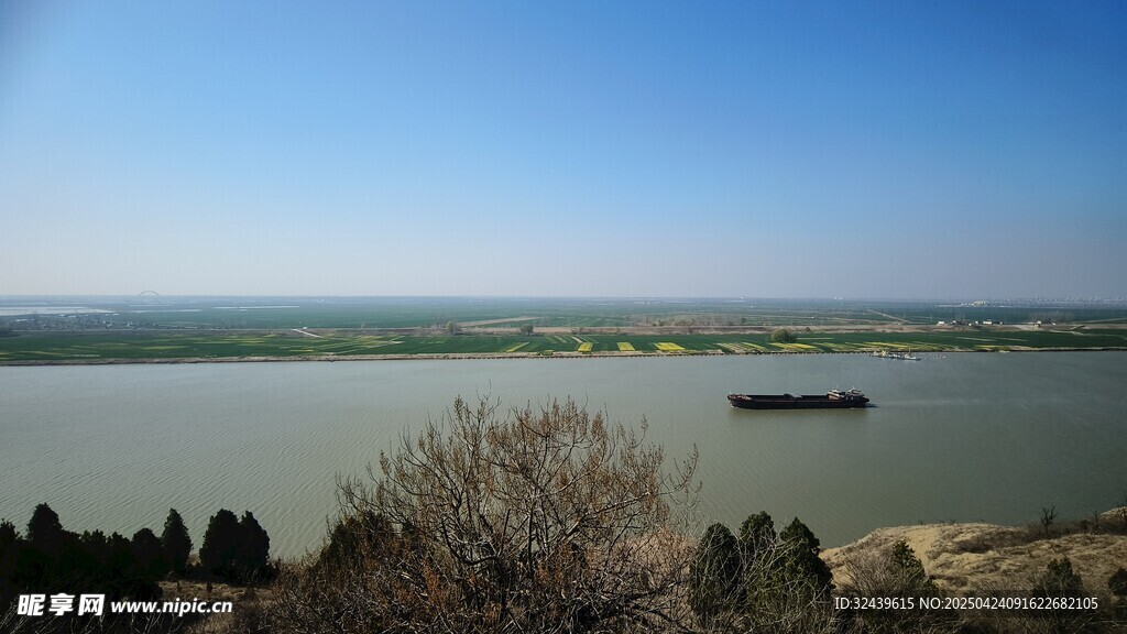 宽阔江面行船风景如画