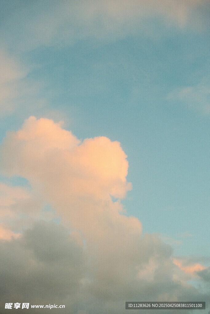 心形云朵现于蓝天之上