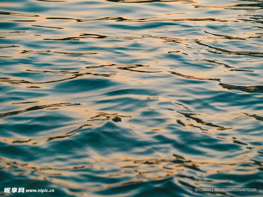 波光粼粼的水面