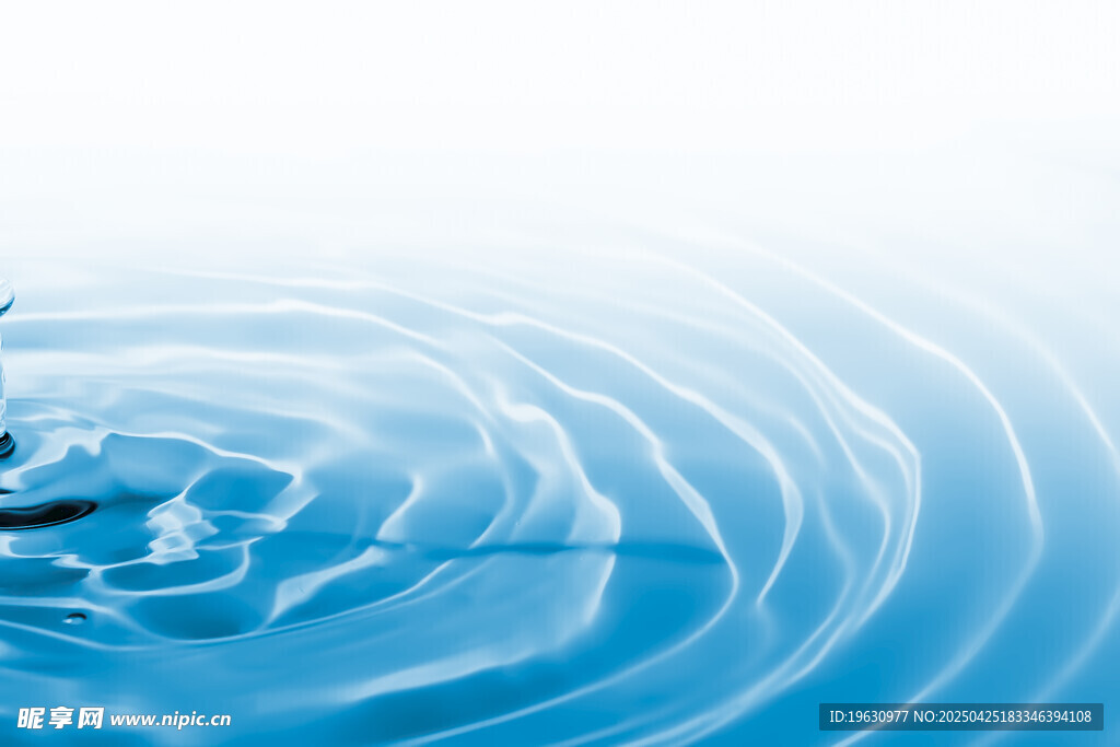 蓝色水面涟漪特写