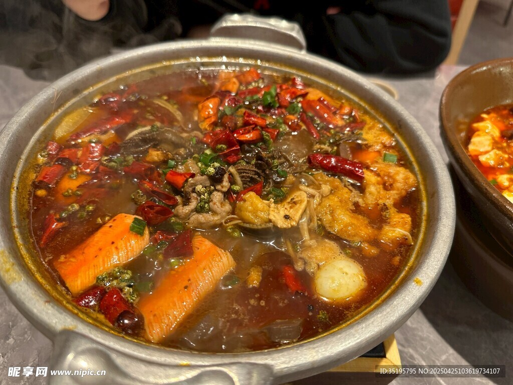 热气腾腾的美味火锅
