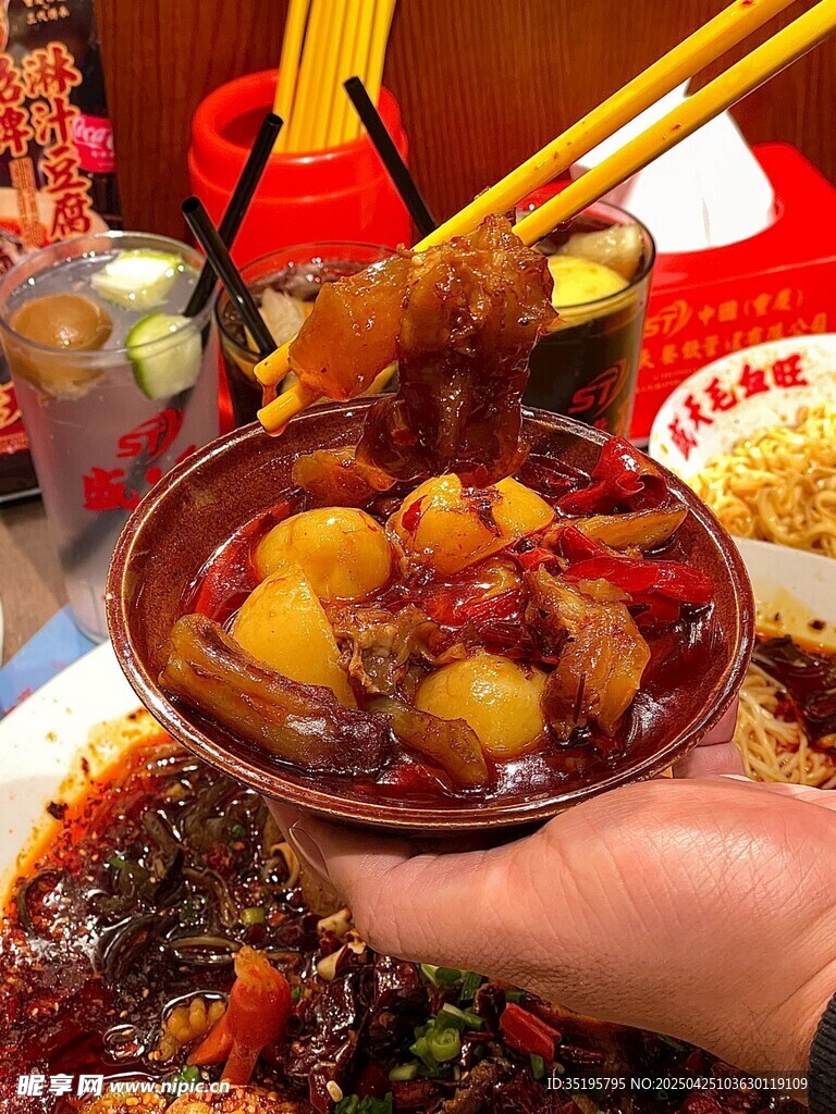 美味红烧牛腩诱人瞬间