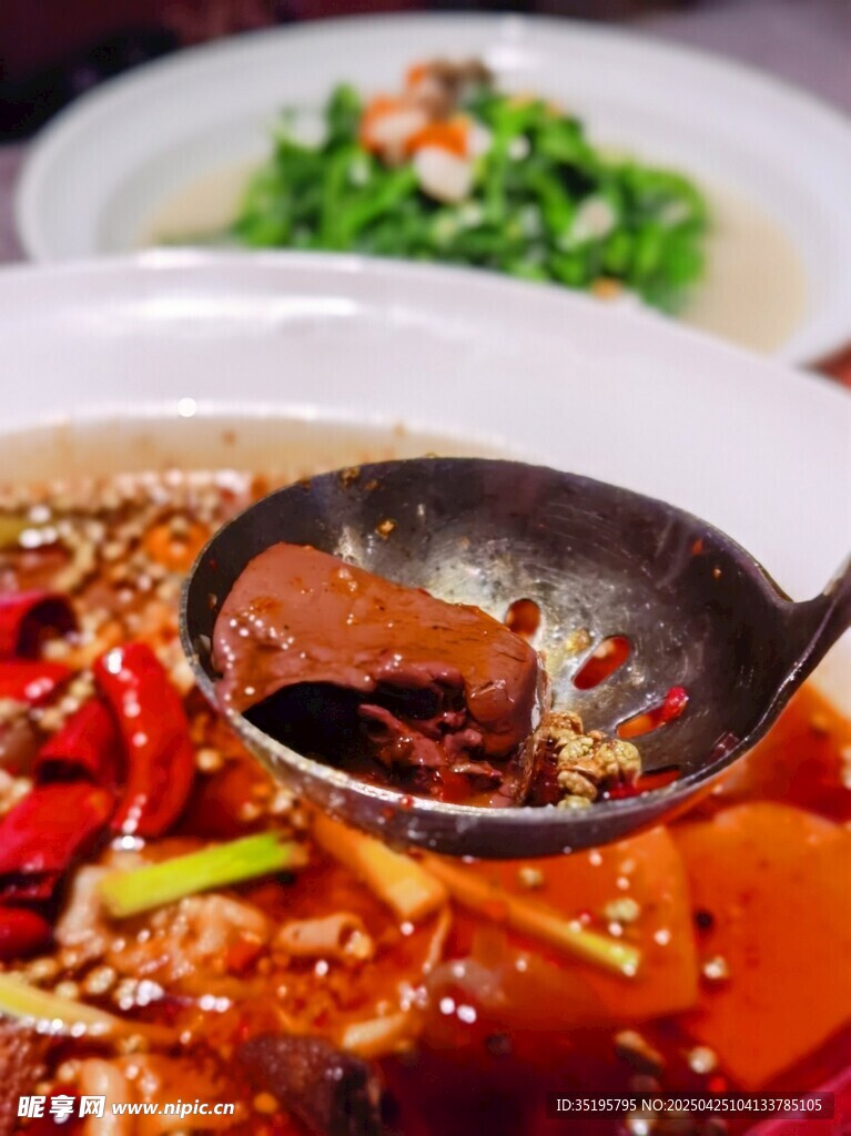 香浓红油火锅舀汤瞬间