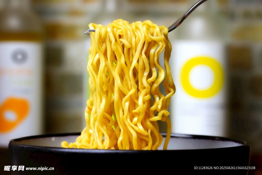 美味拉面被筷子挑起