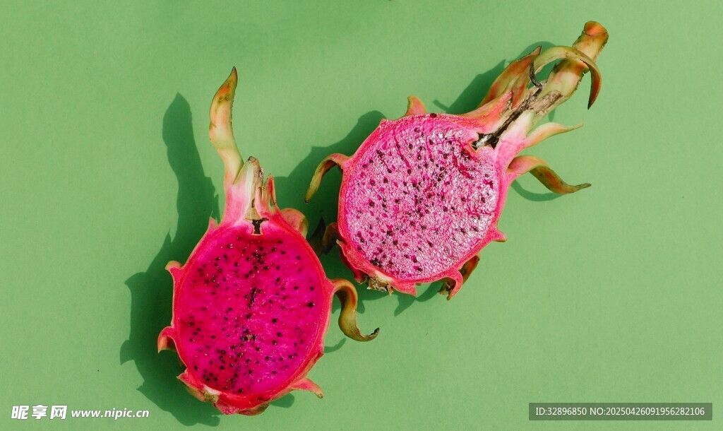切开的火龙果摆于绿背景