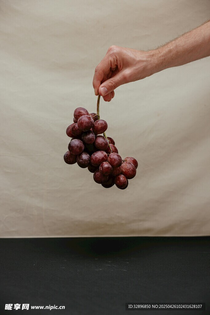 手拎一串紫葡萄