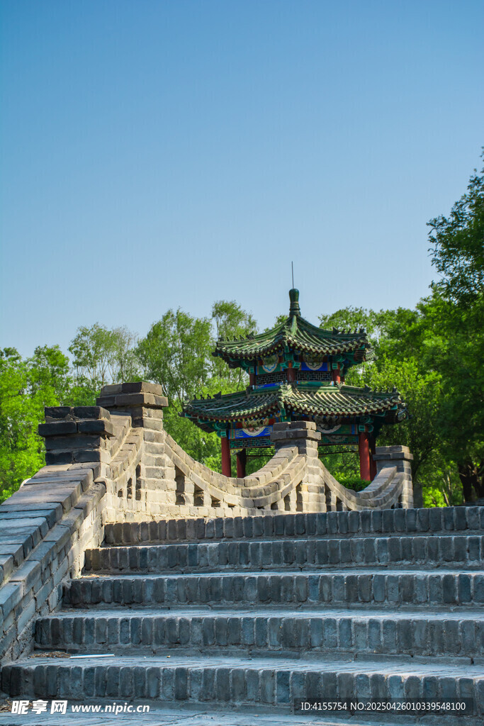 古建台阶上的中式传统建筑