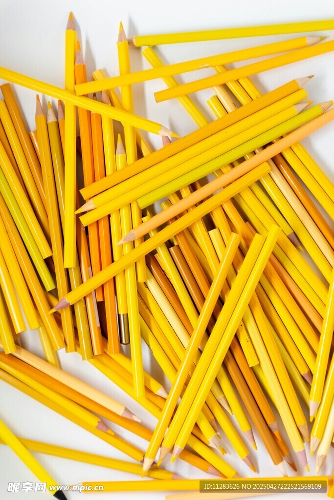 一堆黄色铅笔特写