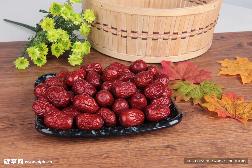 木盘上的饱满新鲜大红枣