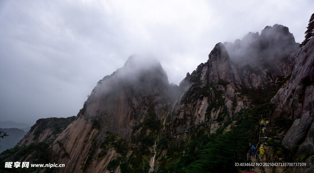 云雾缭绕的壮美山峰
