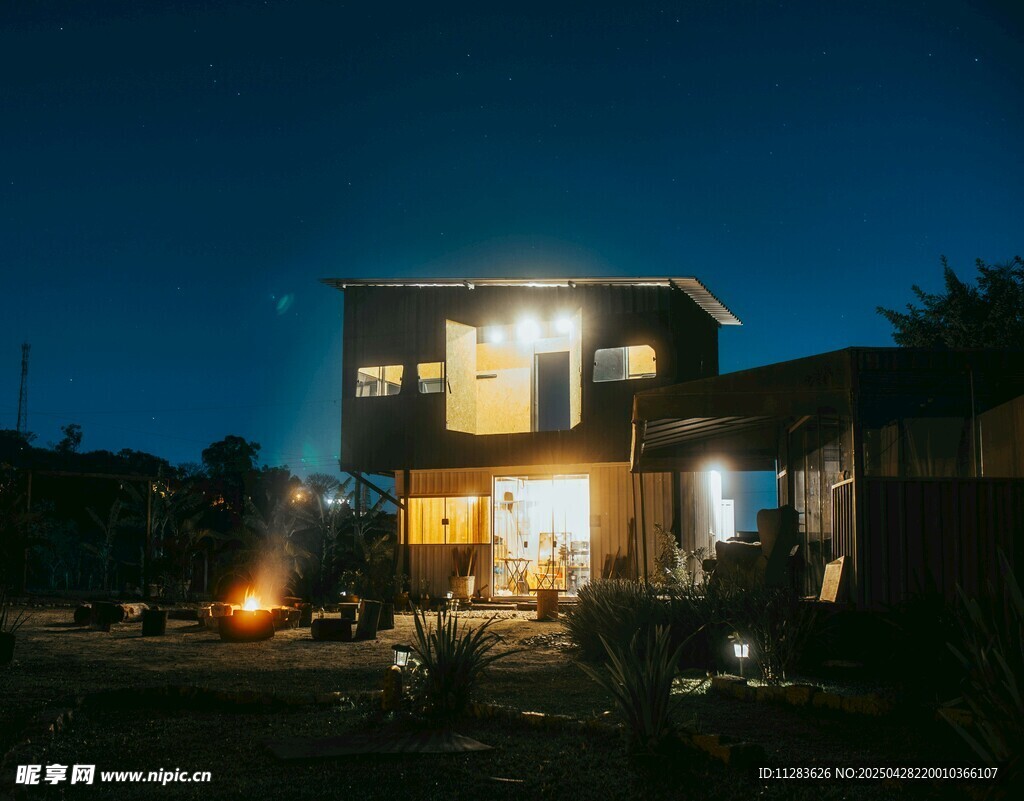 夜幕下的温馨现代别墅