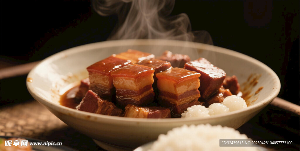 热气腾腾的红烧肉盖饭