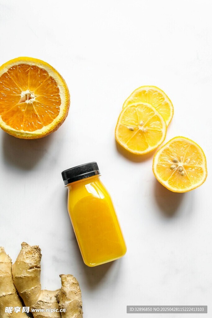 鲜橙姜黄汁与鲜果根茎