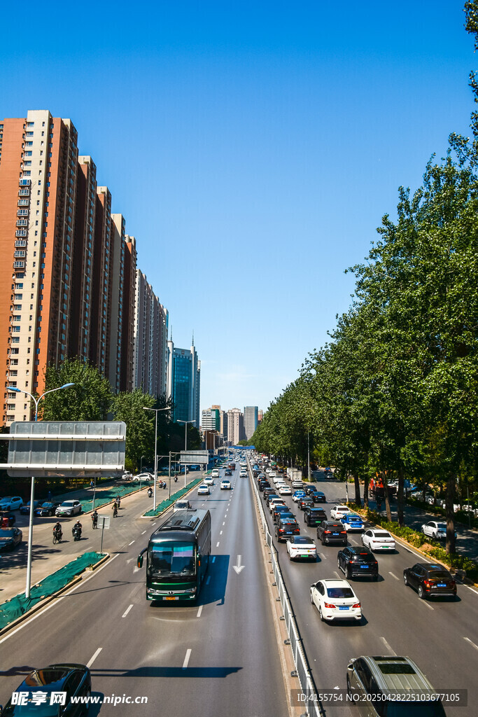城市繁忙街道交通景象