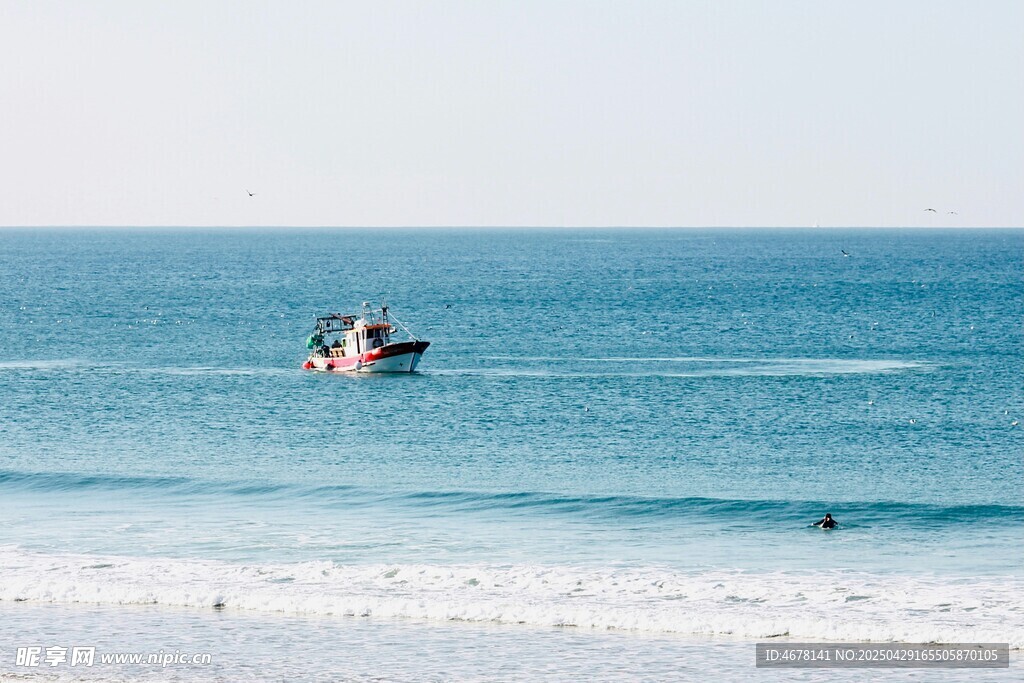 海上摩托艇驰骋于碧海