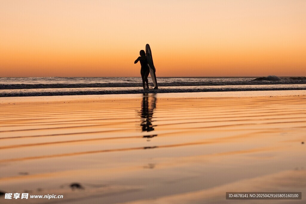夕阳下海边的孤独身影