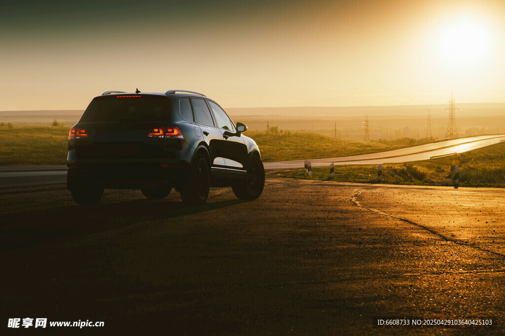 夕阳下的越野汽车前行