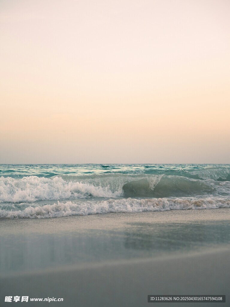 海边日落时的海浪沙滩