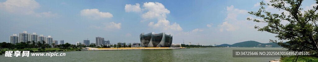 湖畔美景 蓝天白云映绿水