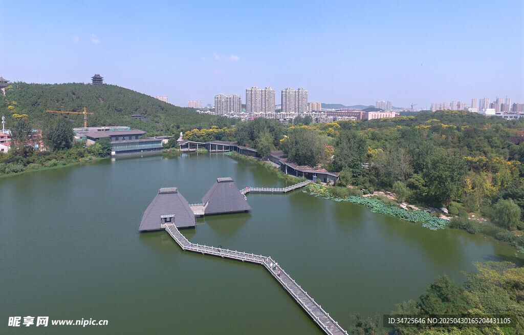 湖畔美景 水上建筑与绿地