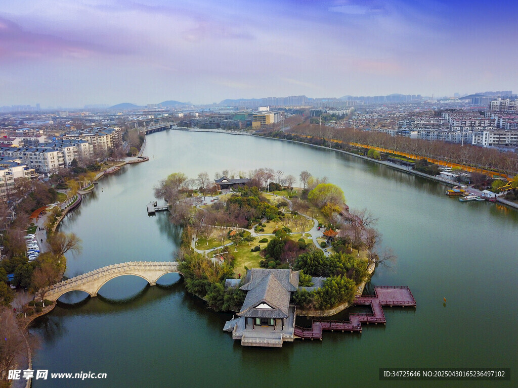河畔城市风光秀丽景致