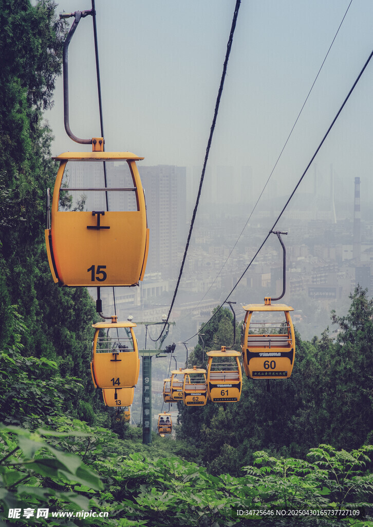 山间缆车穿梭于绿意之中