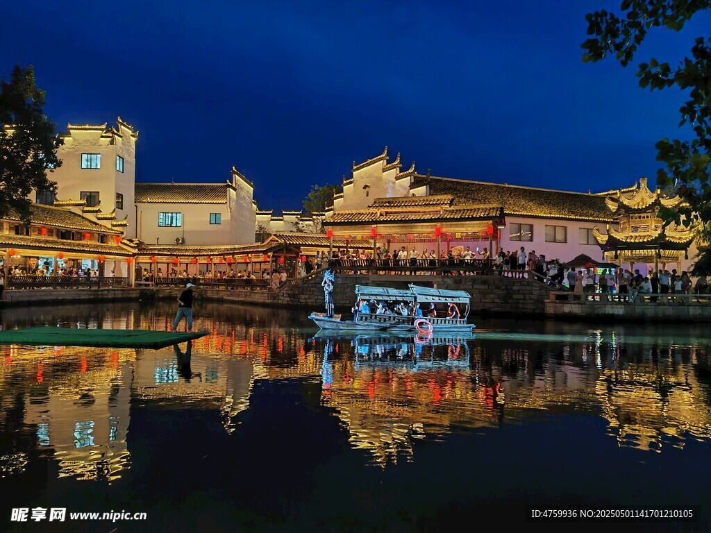 湖畔夜景建筑倒影之美