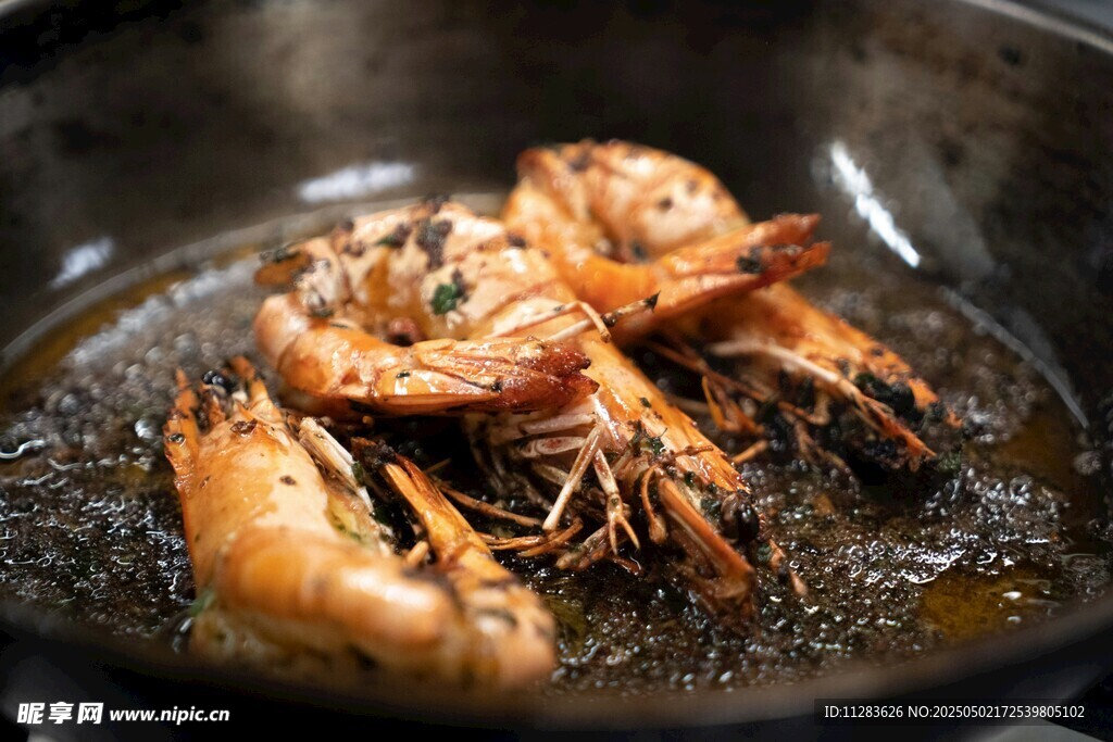 锅中烹饪的美味大虾