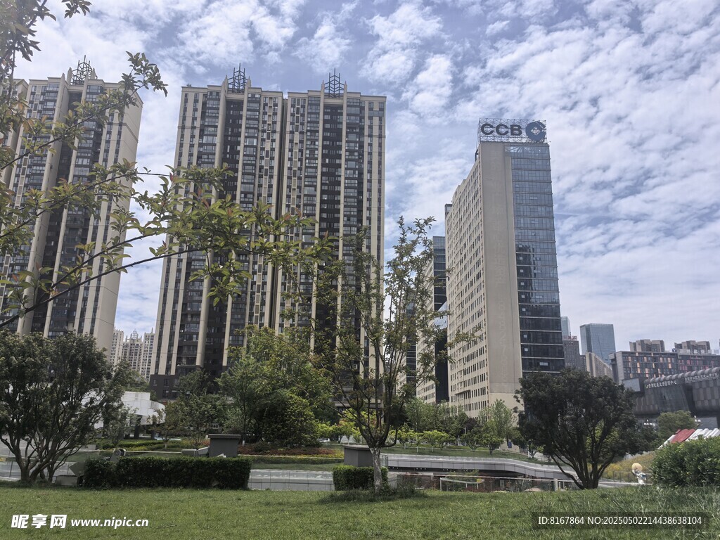 城市高楼与绿地景观